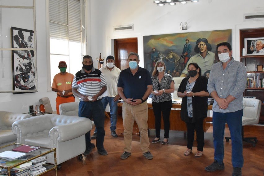 EL INTENDENTE ENTREGÓ LAS MEDALLAS DE RECONOCIMIENTO A LOS EMPLEADOS QUE CUMPLIERON 25 AÑOS DE TRABAJO, A QUIENES ALENTÓ  A SEGUIR ADELANTE