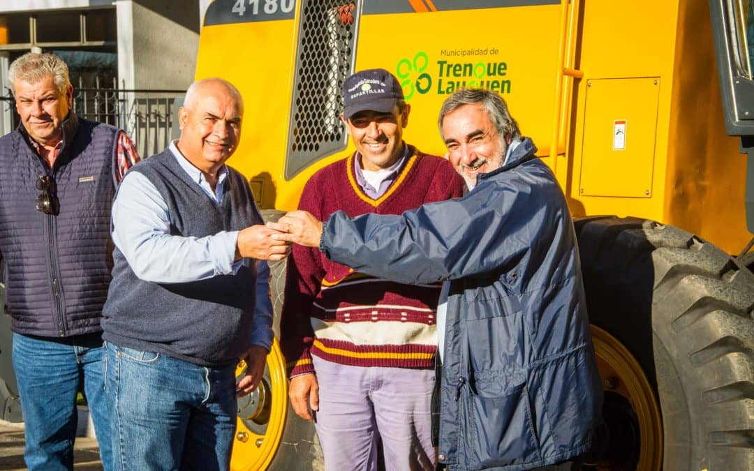 Fernández entregó una motoniveladora y anunció más vehículos para 30 de Agosto