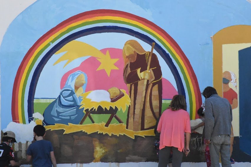 EN CONMEMORACIÓN DE LA FIESTA DE LOS PESEBRES REALIZAN UN MURAL EN LA CAPILLA DE LOURDES CON LA COORDINACIÓN DEL PROFESOR IGNACIO RIBELOTTA