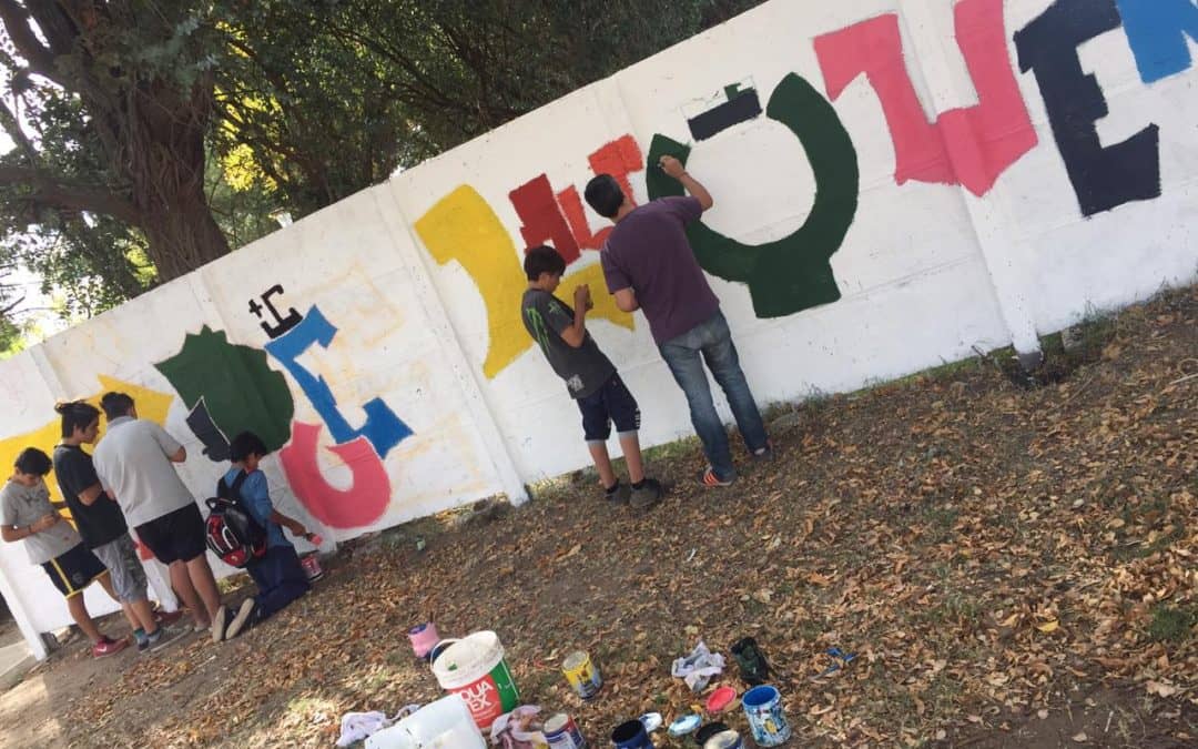 INTEGRANTES DEL PROGRAMA ENVIÓN REALIZARON UN MURAL GRAFFITI EN EL MARCO DEL MES ANIVERSARIO DE LA CIUDAD