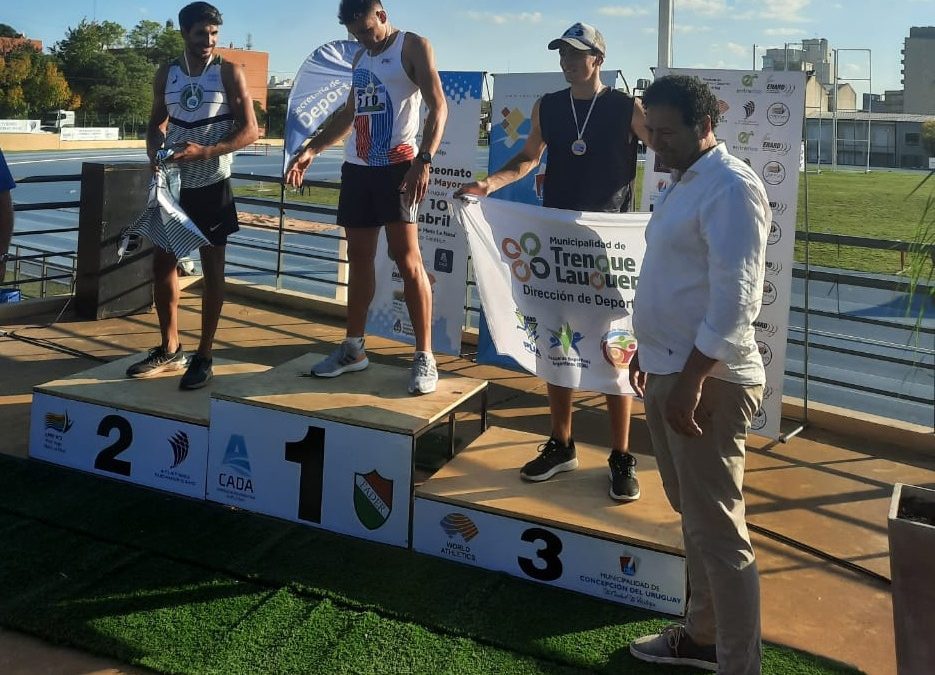 AUNQUE ES CATEGORÍA U-20, SANTIAGO MADROÑAL SOBRESALIÓ EN EL NACIONAL DE MAYORES: FUE BRONCE EN SALTO EN ALTO Y SALTO EN LARGO