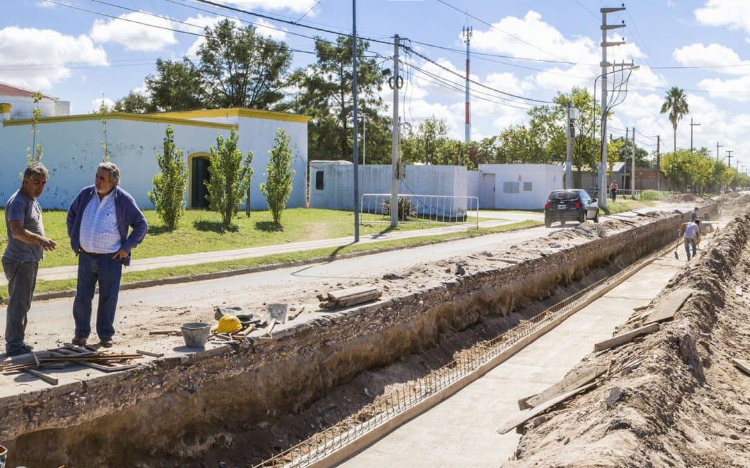 El Intendente recorrió obras de desagües pluviales, pavimento y cordón cuneta