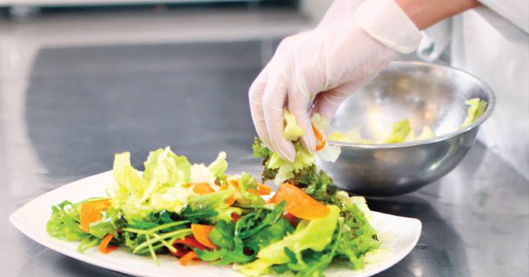 LANZAN DOS CHARLAS SOBRE “CONOCIMIENTOS BÁSICOS EN LA MANIPULACIÓN DE ALIMENTOS” PARA ALUMNOS DE LOS TALLERES DE COCINA DE LA ESCUELA MUNICIPAL