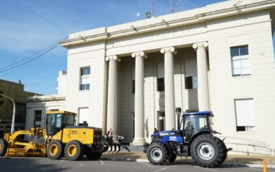 INVERSIÓN EN CAMINOS RURALES: EL MUNICIPIO ADQUIRIÓ UNA MOTONIVELADORA Y UN TRACTOR 0 KM Y DOS CAMIONES CON CAJA VOLCADORA