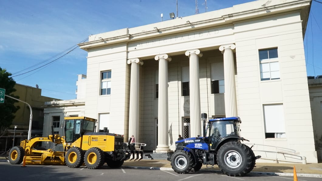 INVERSIÓN EN CAMINOS RURALES: EL MUNICIPIO ADQUIRIÓ UNA MOTONIVELADORA Y UN TRACTOR 0 KM Y DOS CAMIONES CON CAJA VOLCADORA
