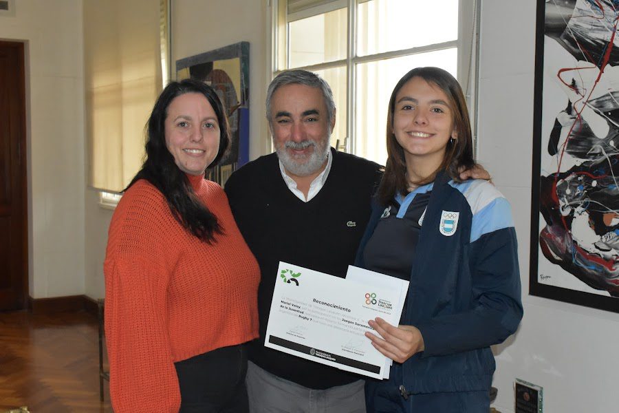 EL INTENDENTE ENTREGÓ UN RECONOCIMIENTO A MARIEL VELAY FOSSAT, POR SU DESTACADA ACTUACIÓN EN LOS III JUEGOS SUDAMERICANOS DE LA JUVENTUD