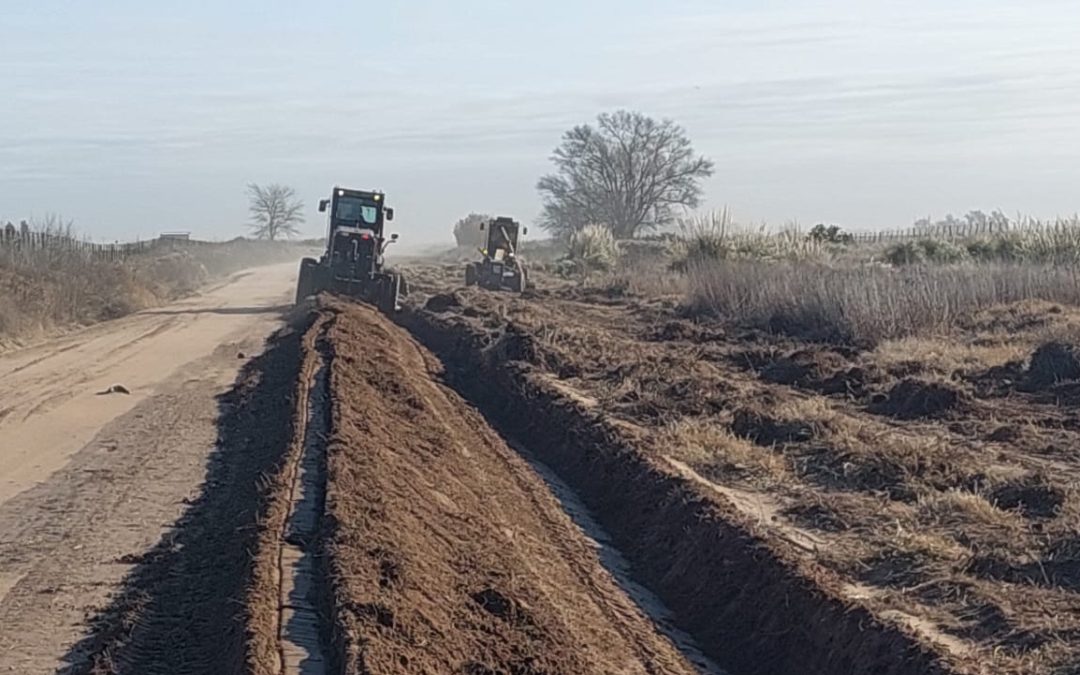 GARRÉ: PERSONAL Y MAQUINARIAS MUNICIPALES REALIZAN TRABAJOS PARA MEJORAR LA TRANSITABILIDAD EN EL ACCESO A LA LOCALIDAD