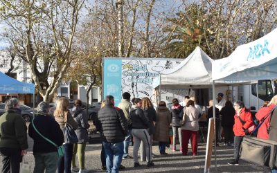 DOS CAMIONES DE MERCADOS BONAERENSES Y EMPRENDEDORES LOCALES SE INSTALARON EN EL PLAYÓN DE LA ESTACIÓN CON MUY BUENA RESPUESTA DE LOS VECINOS/AS