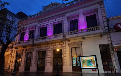 EL MUNICIPIO ADHIERE AL MES DE SENSIBILIZACIÓN SOBRE EL CÁNCER DE MAMA O MES ROSA, ILUMINANDO EL FRENTE DEL TEATRO ESPAÑOL