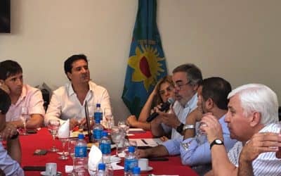 Fernández con el Vicegobernador y el Ministro de Economía en un debate sobre distribución de recursos municipales