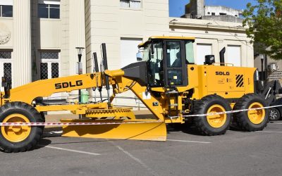 LA MUNICIPALIDAD YA RECIBIÓ LA MOTONIVELADORA QUE ADQUIRIÓ POR LICITACIÓN PÚBLICA CON UNA INVERSIÓN DE MÁS DE 17 MILLONES DE PESOS