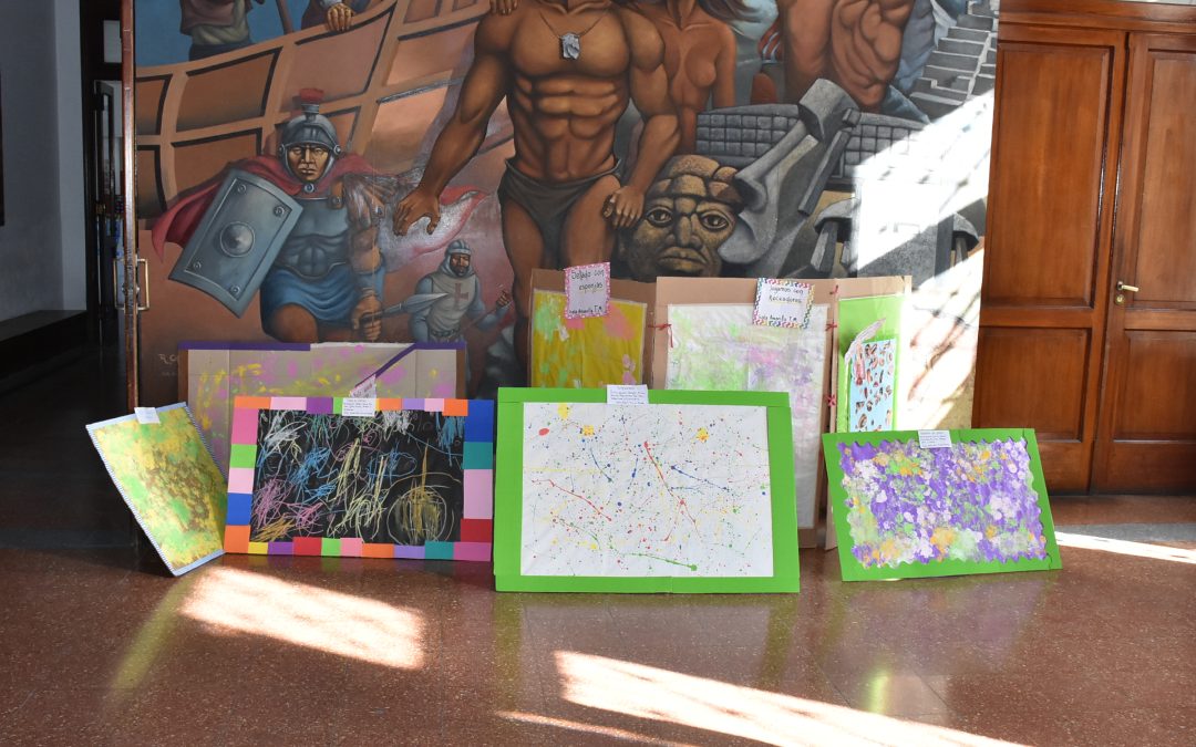 EXPOSICIÓN DE MURALES DE LOS NIÑOS/AS QUE CONCURREN AL JARDÍN MATERNAL MUNICIPAL “TRAVESURAS” EN EL HALL DEL PALACIO MUNICIPAL