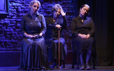 “MUJERES DE PUEBLO CHICO”, EN EL TEATRO ESPAÑOL Y CON ALUMNOS Y ALUMNAS DE ESCUELAS SECUNDARIAS COMO ESPECTADORES
