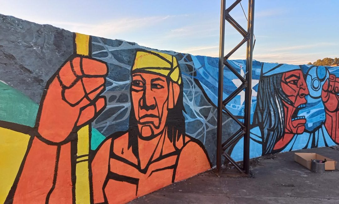 SE PINTÓ UN MURAL QUE RESCATA LA IDENTIDAD ORIGINARIA EN EL ANFITEATRO DEL PARQUE MUNICIPAL, EN EL MARCO DE LA OBRA DE REVALORIZACIÓN DE ESTE ESPACIO PÚBLICO