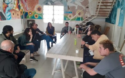 MURALISTAS Y ASISTENTES AL TALLER DE RADIO “ROMPIENDO CADENAS” TRABAJAN EN LA REALIZACIÓN DE UN MURAL EN EL CAPS CHIQUITO TELLO