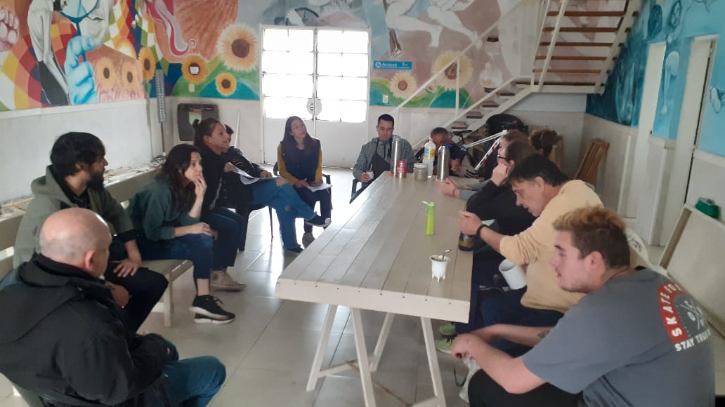 MURALISTAS Y ASISTENTES AL TALLER DE RADIO “ROMPIENDO CADENAS” TRABAJAN EN LA REALIZACIÓN DE UN MURAL EN EL CAPS CHIQUITO TELLO