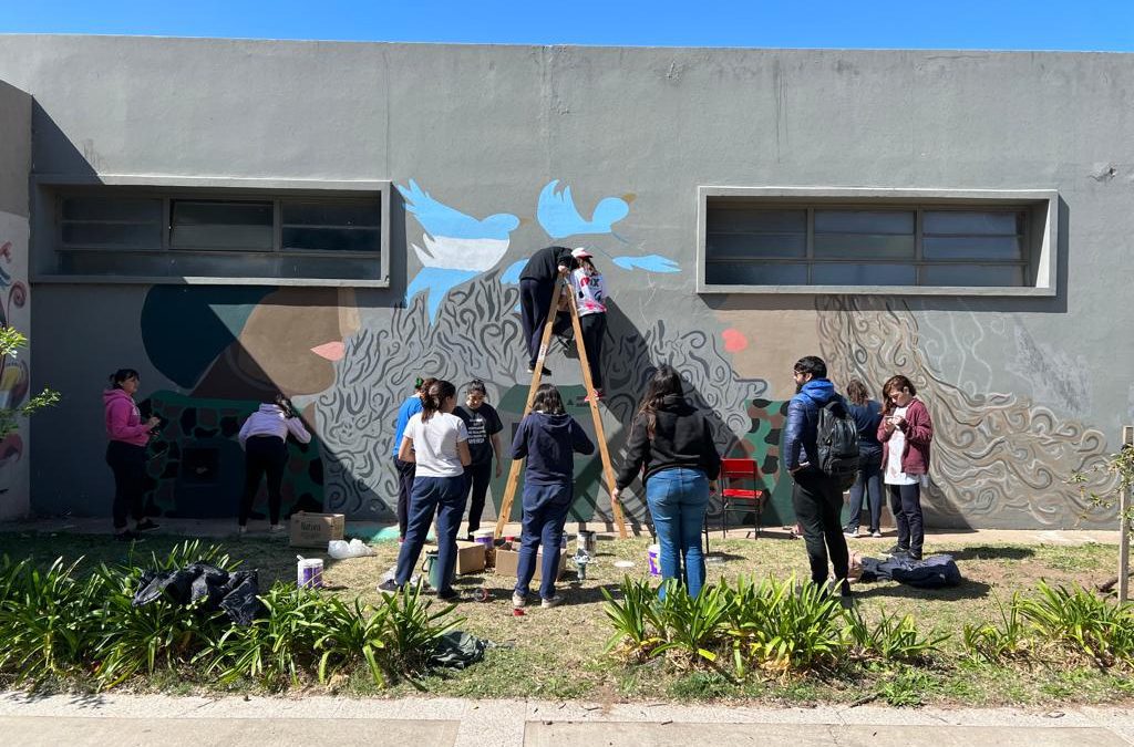 ÚLTIMO DÍA DE TRABAJO PARA LOS CUATRO MURALES INTERCOLEGIALES QUE SE REALIZAN POR LOS “40 AÑOS DE MALVINAS”