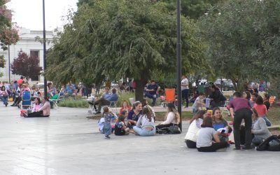 MÚSICA EN LA PLAZA: UNA GRAN CANTIDAD DE JÓVENES DISFRUTÓ AYER (DOMINGO) DE LA MÚSICA DEL DJ GASTÓN GARCÍA