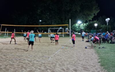 CINCO EQUIPOS DE LA CATEGORÍA +40 PUSIERON EN MARCHA EL TORNEO DE NEWCOM PLAYERO: EN EL POLIDEPORTIVO MUNICIPAL