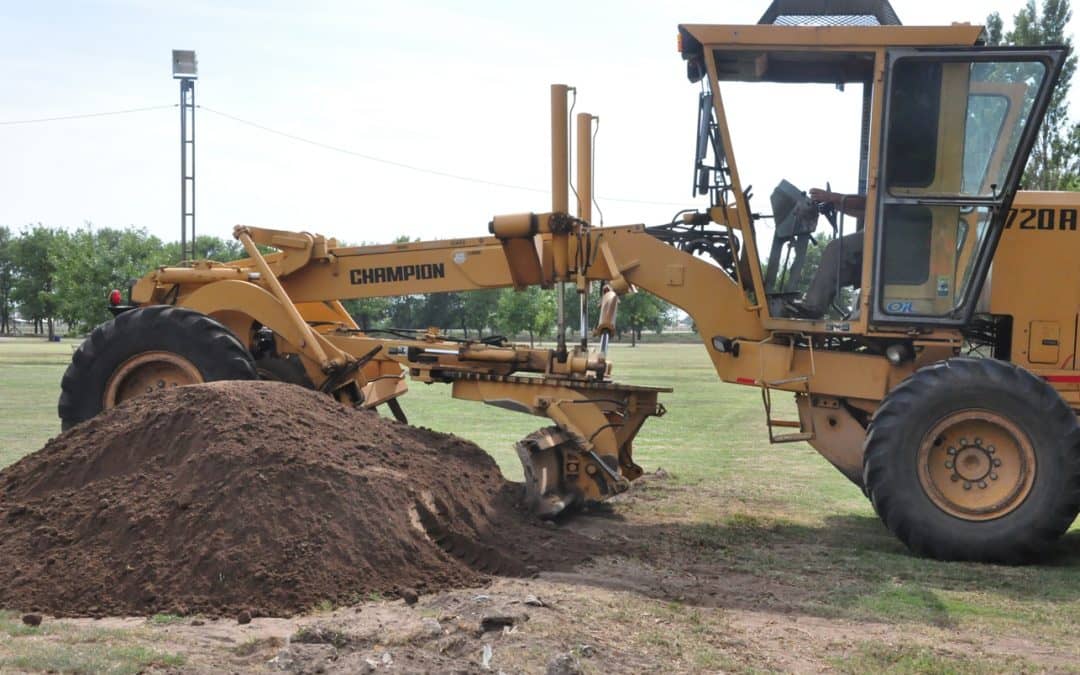 Se trabaja en la nivelación y el sistema de riego del Polideportivo