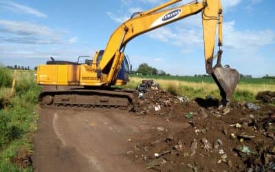 HACEN UNA OBRA EN LA CALLE TALA PARA FACILITAR EL DRENAJE DE AGUA DE LOS BARRIOS ARAMENDI Y LA LONJA