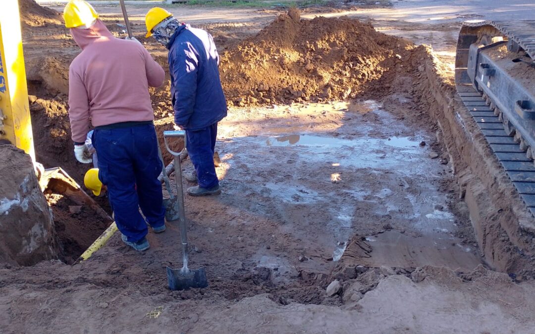 SERVICIOS SANITARIOS TRABAJA EN UNA OBRA DE CLOACAS EN LLAMBÍAS, ENTRE CASTELLI Y ALMAFUERTE