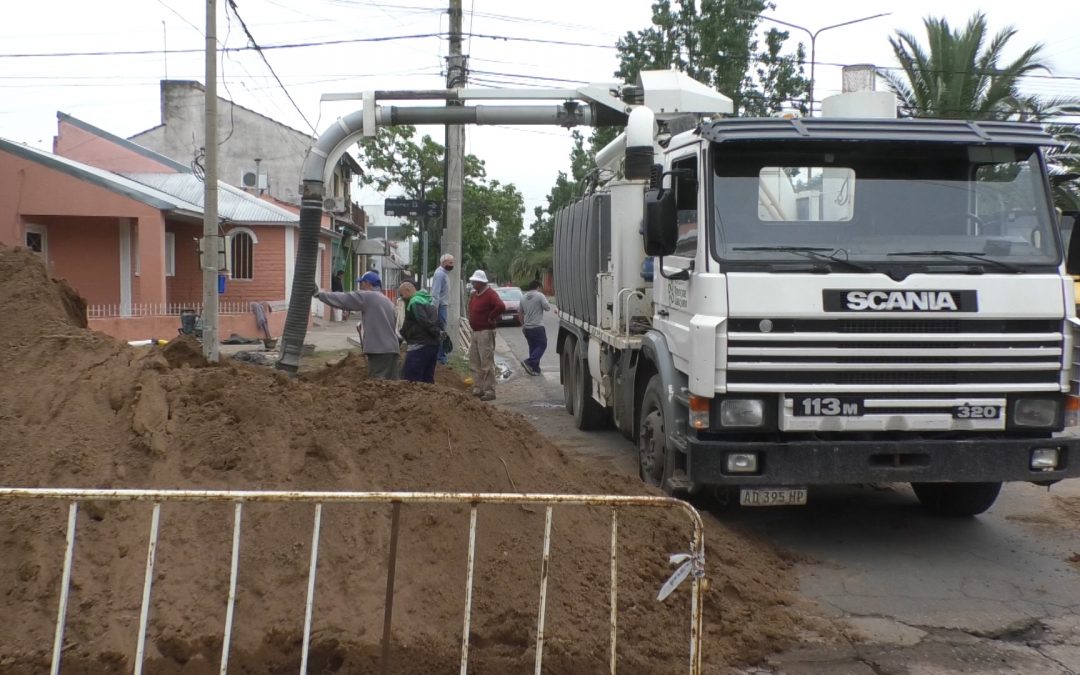 EL MUNICIPIO ESTÁ EJECUTANDO UNA OBRA DE RECAMBIO DE CAÑERÍAS DE CLOACAS EN CALLE GUTIÉRREZ, ENTRE WILDE Y ALBERDI