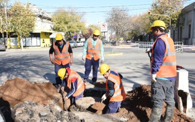 OBRA EN TENIENTE GRAL. URIBURU ENTRE VILLEGAS Y ROCA: CON PERSONAL Y MAQUINARIAS MUNICIPALES SE LOGRÓ LLEGAR AL CAÑO QUE ESTÁ A CASI 7 METROS DE PROFUNDIDAD
