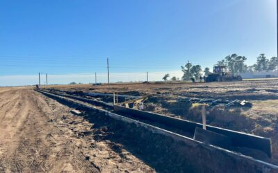 EL MUNICIPIO TRABAJA EN LA OBRA DE CORDÓN CUNETA Y NIVELACIÓN DE TERRENOS DONDE SE LEVANTARÁN LAS VIVIENDAS DE CÍRCULO CERRADO