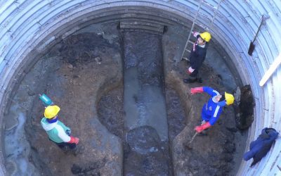 EL MUNICIPIO AVANZA CON LOS TRABAJOS EN LA ESQUINA DE DORREGO Y ALSINA: SE LLEGÓ AL LOMO DEL CAÑO QUE ESTÁ A NUEVE METROS DE PROFUNDIDAD