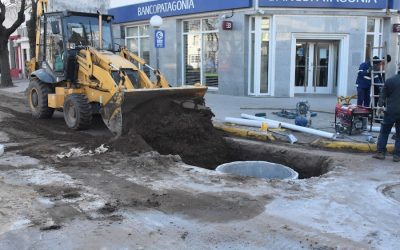 EL MUNICIPIO TRABAJA EN UNA OBRA DE CLOACAS EN LA ESQUINA DE ROCA, ENTRE URUGUAY Y NUEVE DE JULIO, DONDE SE REALIZÓ EL RECAMBIO DE DOS CÁMARAS