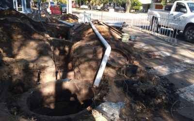 SERVICIOS SANITARIOS TRABAJA EN LA REPARACIÓN DE UN CRUCE DE CLOACAS EN CALLE BELGRANO, ESQUINA PELLEGRINI