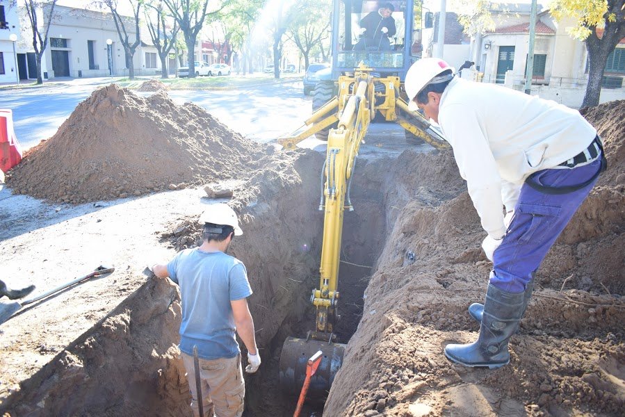 EN LA ESQUINA DE MITRE Y DORREGO EL MUNICIPIO DEJÓ REPARADO UN CRUCE DE LA RED DE CLOACAS