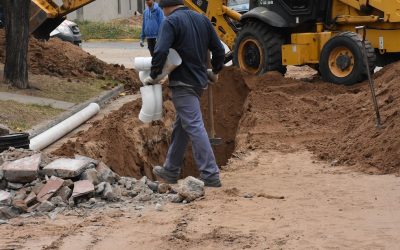 EL MUNICIPIO TRABAJA EN EL RECAMBIO DE LA CAÑERÍA DE CLOACAS EN CALLE GUTIÉRREZ, ENTRE FRANCISCO MORENO Y LAGOS