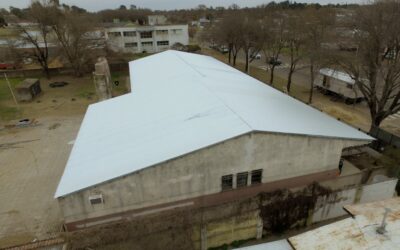 EL MUNICIPIO CULMINÓ EL TECHO DE LA ESCUELA Nº 3 Y AVANZA CON LAS TAREAS DE RECONSTRUCCIÓN DEL EDIFICIO