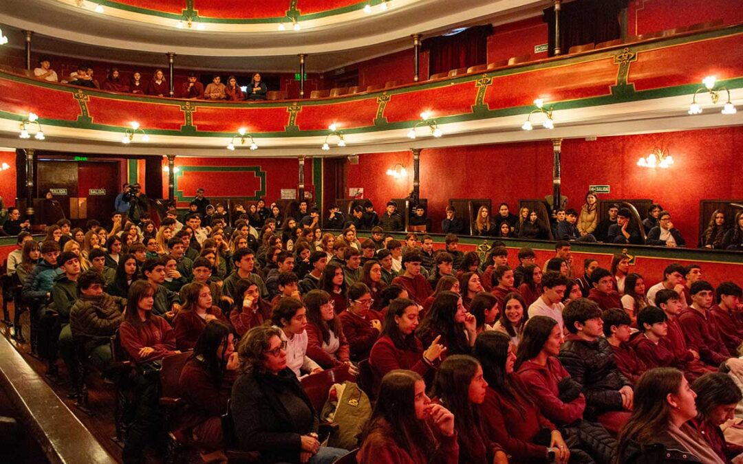 GRAN PARTICIPACIÓN ESTUDIANTIL EN LA PRESENTACIÓN DE LA OBRA “JUGADOS CONTRA LA LUDOPATÍA” PARA PREVENIR Y CONCIENTIZAR