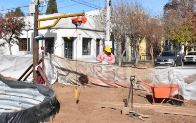 EL MUNICIPIO TRABAJA EN DORREGO Y ALSINA PARA REPARAR LA ROTURA DEL CONDUCTO CLOACAL, UNA OBRA DE ENVERGADURA QUE DEMANDÓ TAREAS PREVIAS