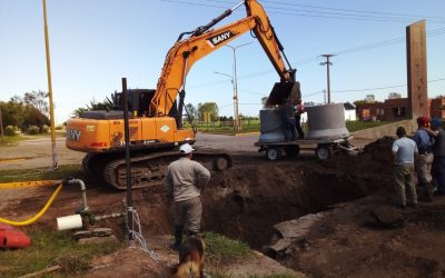 PERSONAL Y MÁQUINAS MUNICIPALES ESTÁN TRABAJANDO EN LA REPARACIÓN DEL DESAGÜE PLUVIAL EN EL ACCESO PERÓN, A LA ALTURA DE LA CALLE PAUL HARRIS