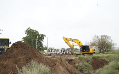 EL MUNICIPIO INICIÓ UNA OBRA DE MAGNITUD PARA MEJORAR LOS DESAGÜES PLUVIALES Y AUMENTAR LA CAPACIDAD DE ESCURRIMIENTO DE AGUA DE LLUVIA EN PAUL HARRIS Y EL CRUCE CON LAS VÍAS