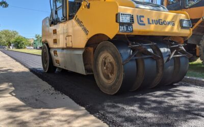 PERSONAL Y MAQUINARIAS MUNICIPALES REPAVIMENTAN LA CALLE SÁENZ PEÑA, ENTRE GOBERNADOR IRIGOYEN Y PASO, TRAS LA REPARACIÓN DE UN CAÑO DE LA RED CLOACAL