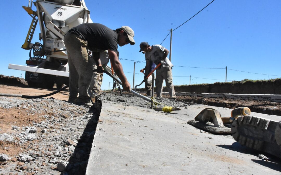EL MUNICIPIO CONTINÚA LAS OBRAS DE INFRAESTRUCTURA EN LA AMPLIACIÓN URBANA: CLOACAS, AGUA, ILUMINACIÓN, CORDÓN CUNETA Y ENTOSCADO PARA POSTERIOR ASFALTO