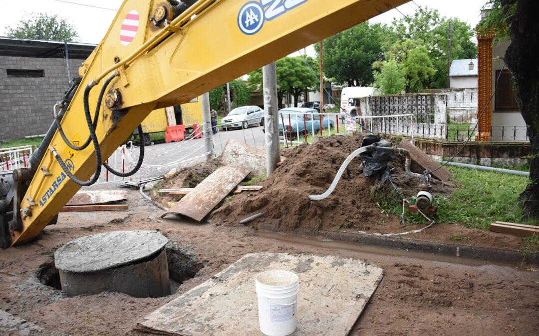 EL MUNICIPIO TRABAJA EN SIMULTÁNEO EN DOS OBRAS DE RECAMBIO Y MANTENIMIENTO DE LA RED CLOACAL