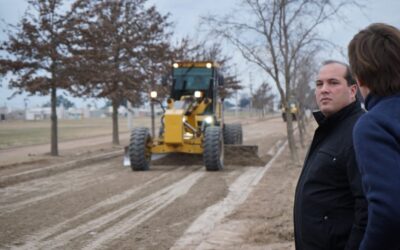 EL MUNICIPIO COMENZÓ CON LOS TRABAJOS DE ENTOSCADO PARA EL FUTURO ASFALTO EN EL PARQUE LINEAL EN LA AMPLIACIÓN URBANA