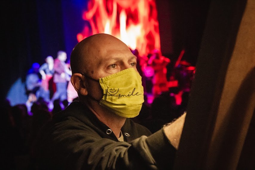 MAÑANA (JUEVES) SE SORTEAN CINCO (5) OBRAS PICTÓRICAS PRODUCIDAS POR LOS ARTISTAS PLÁSTICOS DURANTE LA PRESENTACIÓN DEL ESPECTÁCULO “AVE FÉNIX”