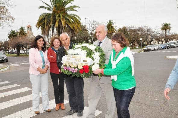 Feito depositó una ofrenda floral en el busto de Sarmiento