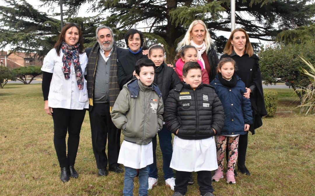 SE HONRÓ AL GRAL. MANUEL BELGRANO COLOCANDO UNA OFRENDA FLORAL AL PIE DE SU BUSTO EN PLAZA ITALIA
