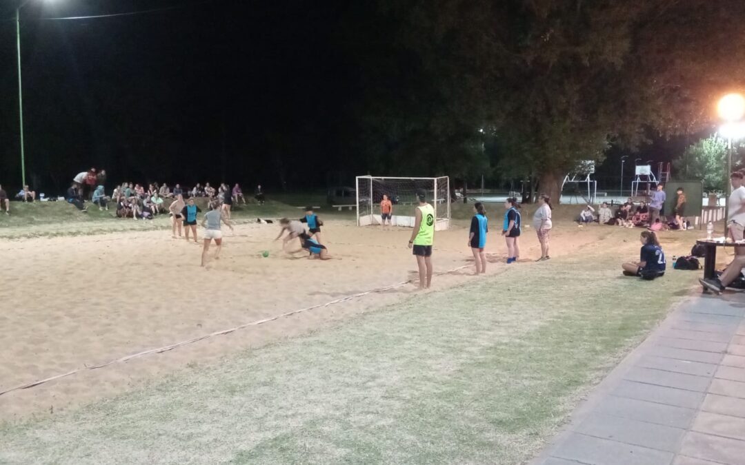 OLIMPÍADAS DEL REENCUENTRO 2024: ARRANCÓ ANOCHE (JUEVES) EL HANDBALL BEACH EN EL POLIDEPORTIVO Y SE DISPUTÓ UNA NUEVA FECHA DEL NEWCOM