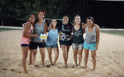 OLIMPÍADAS DEL REENCUENTRO Y LA JUVENTUD: TRIUNFOS DE LAS DIBU, LAS KIWI Y LAS BEACHOTAS, EN LA PRIMERA FECHA DE LA ZONA 2 DEL BEACH VÓLEY FEMENINO
