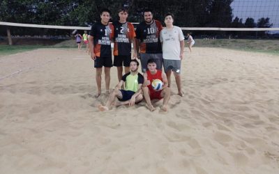 OLIMPÍADAS DEL REENCUENTRO Y LA JUVENTUD: AVANZA EL TORNEO DE BEACH VÓLEY MASCULINO EN EL POLIDEPORTIVO MUNICIPAL