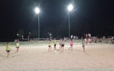 OLIMPÍADAS DEL REENCUENTRO 2024: ESTA NOCHE EN EL POLIDEPORTIVO SE DEFINE EL HANDBALL BEACH